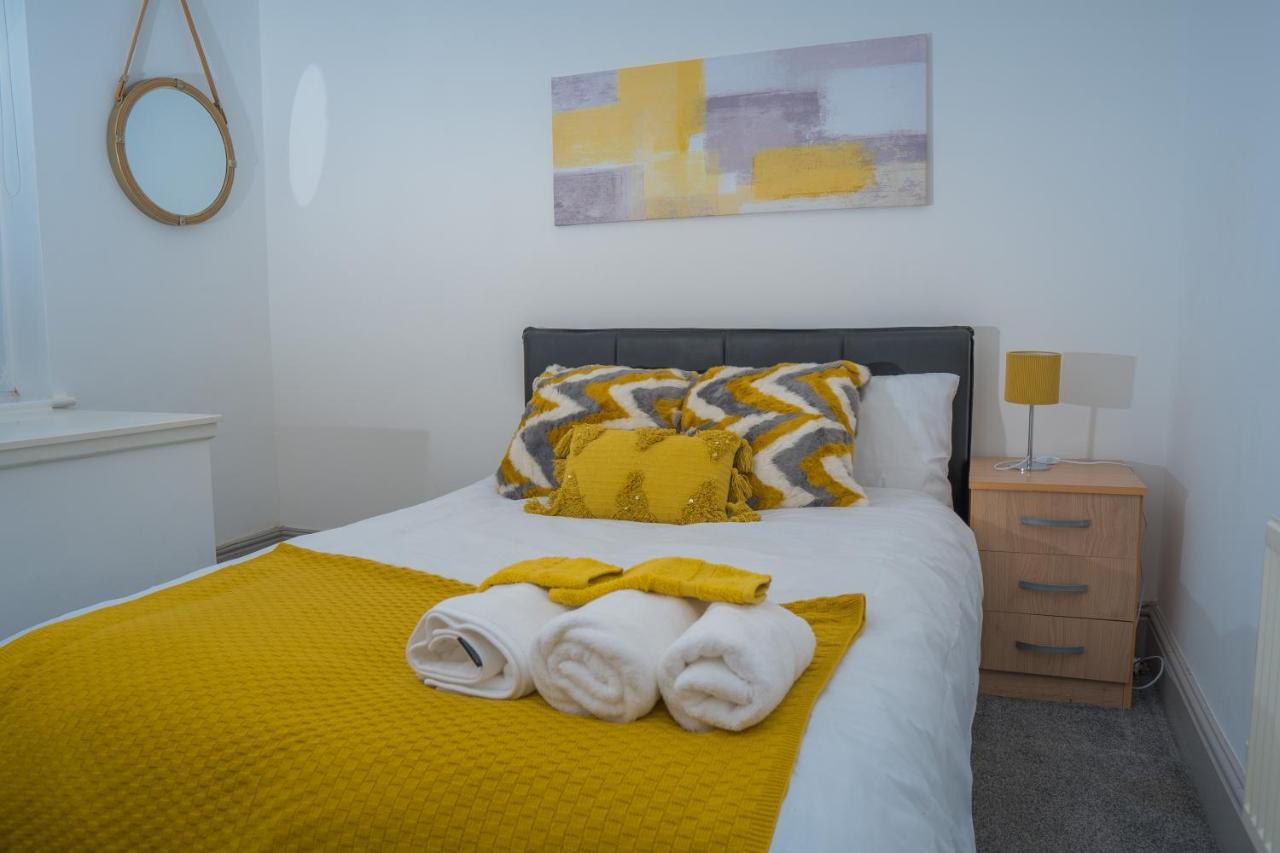 The Highfield Villa, 5 Bedrooms, Northampton Centre, Sleeps 10 Exterior photo