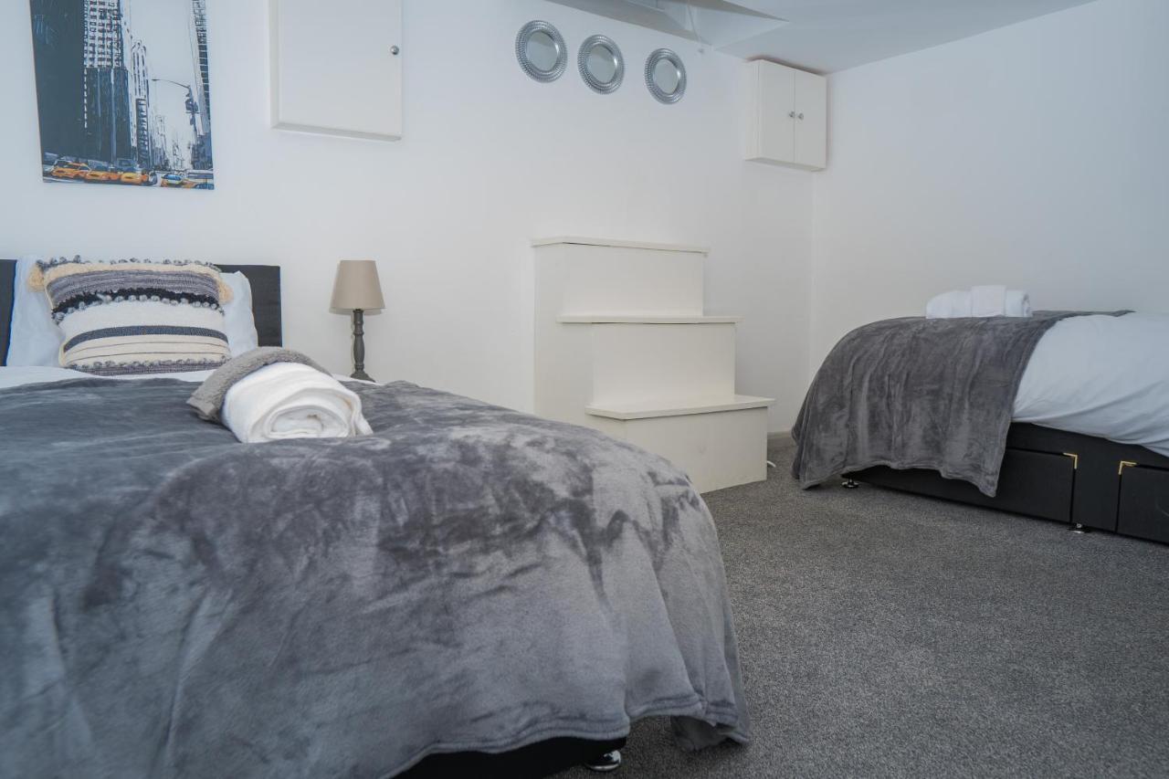 The Highfield Villa, 5 Bedrooms, Northampton Centre, Sleeps 10 Exterior photo