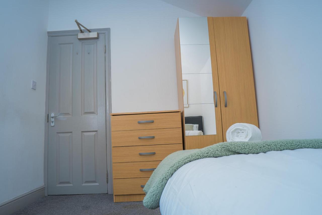 The Highfield Villa, 5 Bedrooms, Northampton Centre, Sleeps 10 Exterior photo