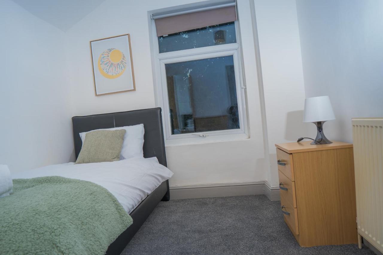 The Highfield Villa, 5 Bedrooms, Northampton Centre, Sleeps 10 Exterior photo