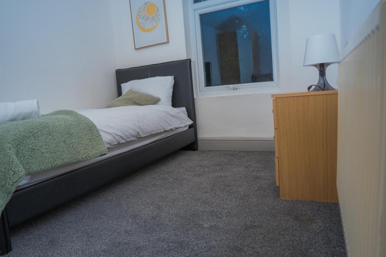 The Highfield Villa, 5 Bedrooms, Northampton Centre, Sleeps 10 Exterior photo