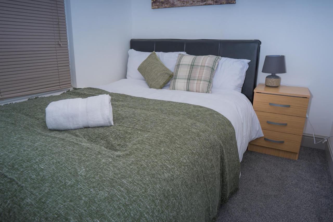 The Highfield Villa, 5 Bedrooms, Northampton Centre, Sleeps 10 Exterior photo