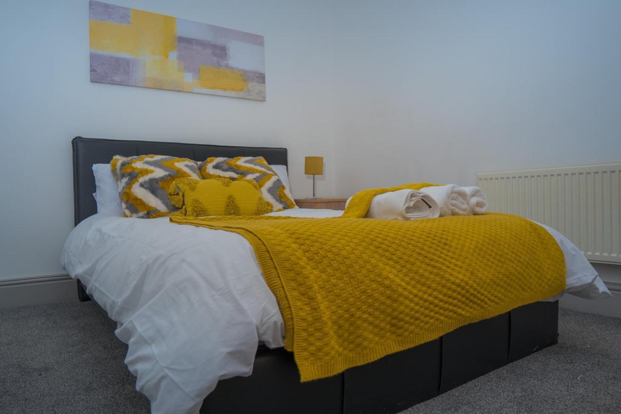 The Highfield Villa, 5 Bedrooms, Northampton Centre, Sleeps 10 Exterior photo